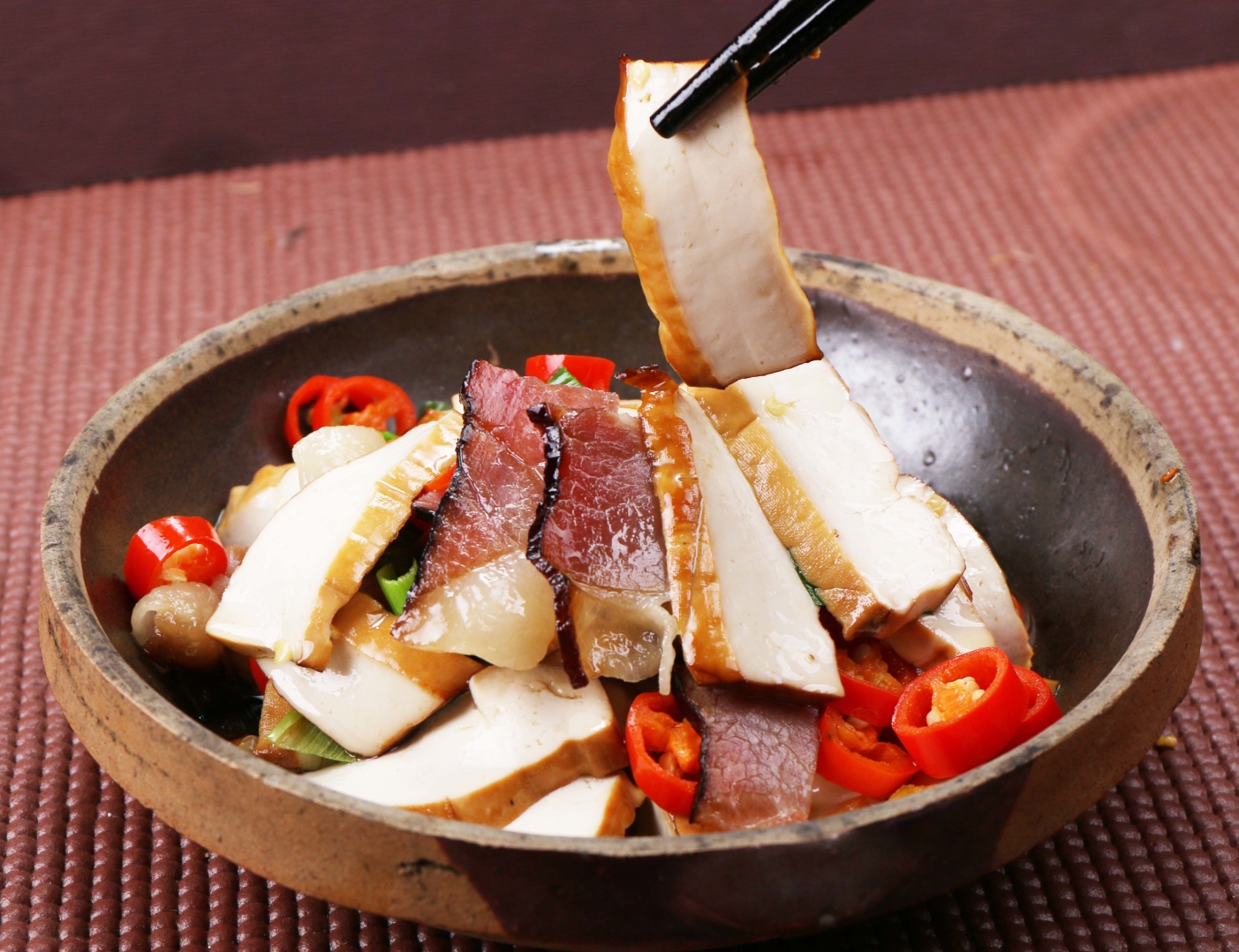 砂钵柴火香干焖腊肉